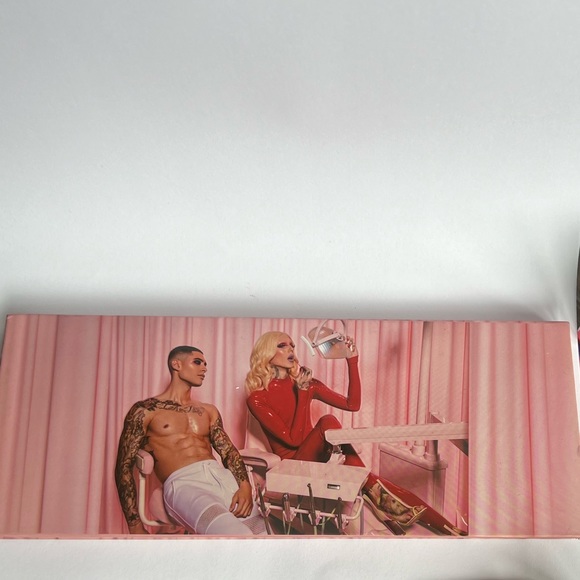 3/$50 💫 Jeffree Star Cavity Skin Frost Highlighter Palette - Picture 3 of 5